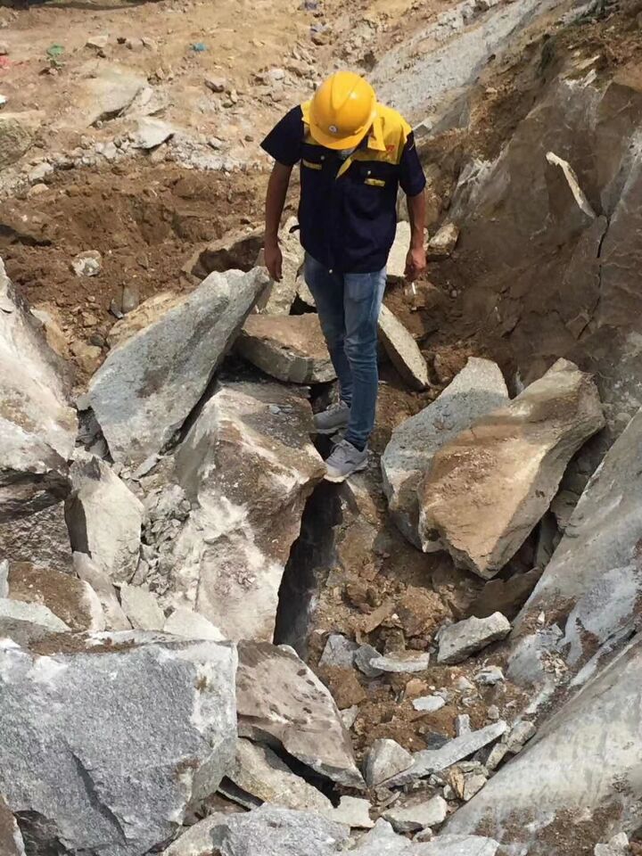 大型岩石开挖工程基建破硬石劈裂机劈石器