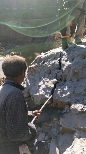 大型岩石开挖岩石混凝土液压分裂机撑石机
