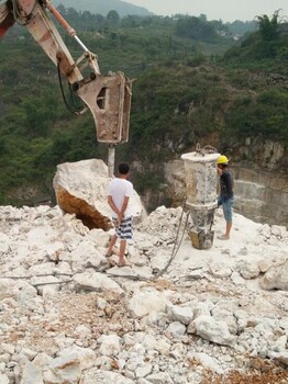 修路遇到硬石头坑道壕沟开挖液压劈裂棒石