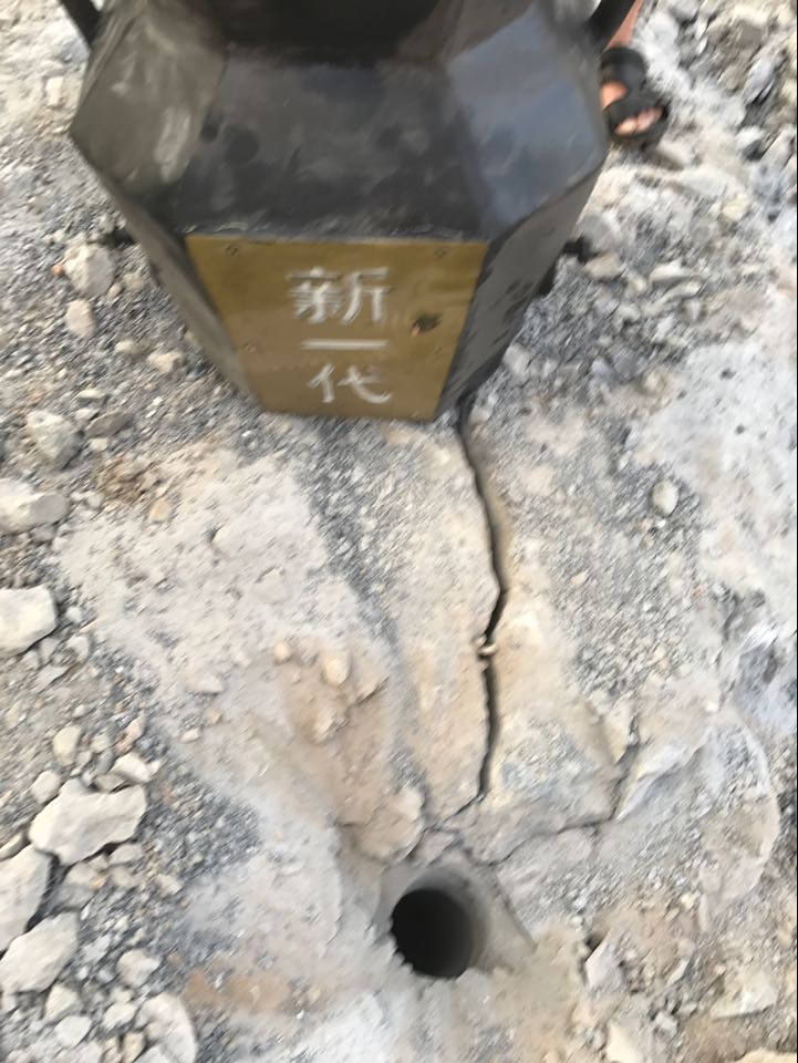 挖地基破硬石头石头硬有什么快速开石头劈裂器