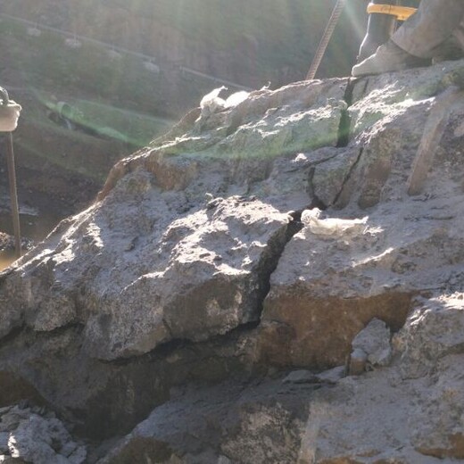 石灰岩破碎劈裂棒地基开挖柴油液压劈裂机
