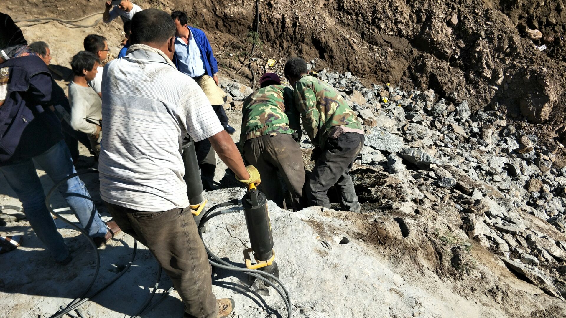 挖地基破硬石头挖地基胀裂石头液压劈石器劈裂棒