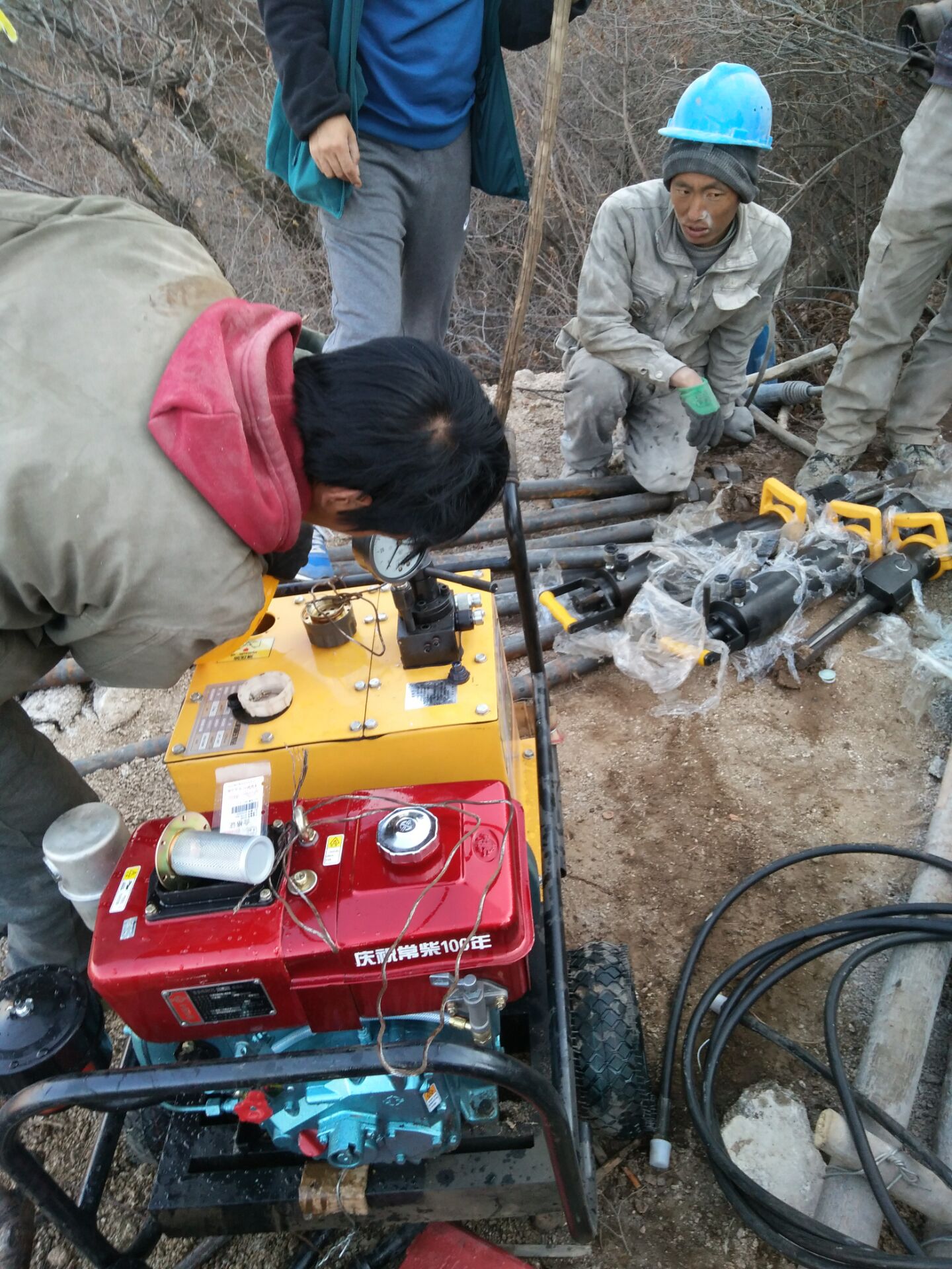 岩石山路修建不用爆破的矿山开采怎么破碎石头开山机