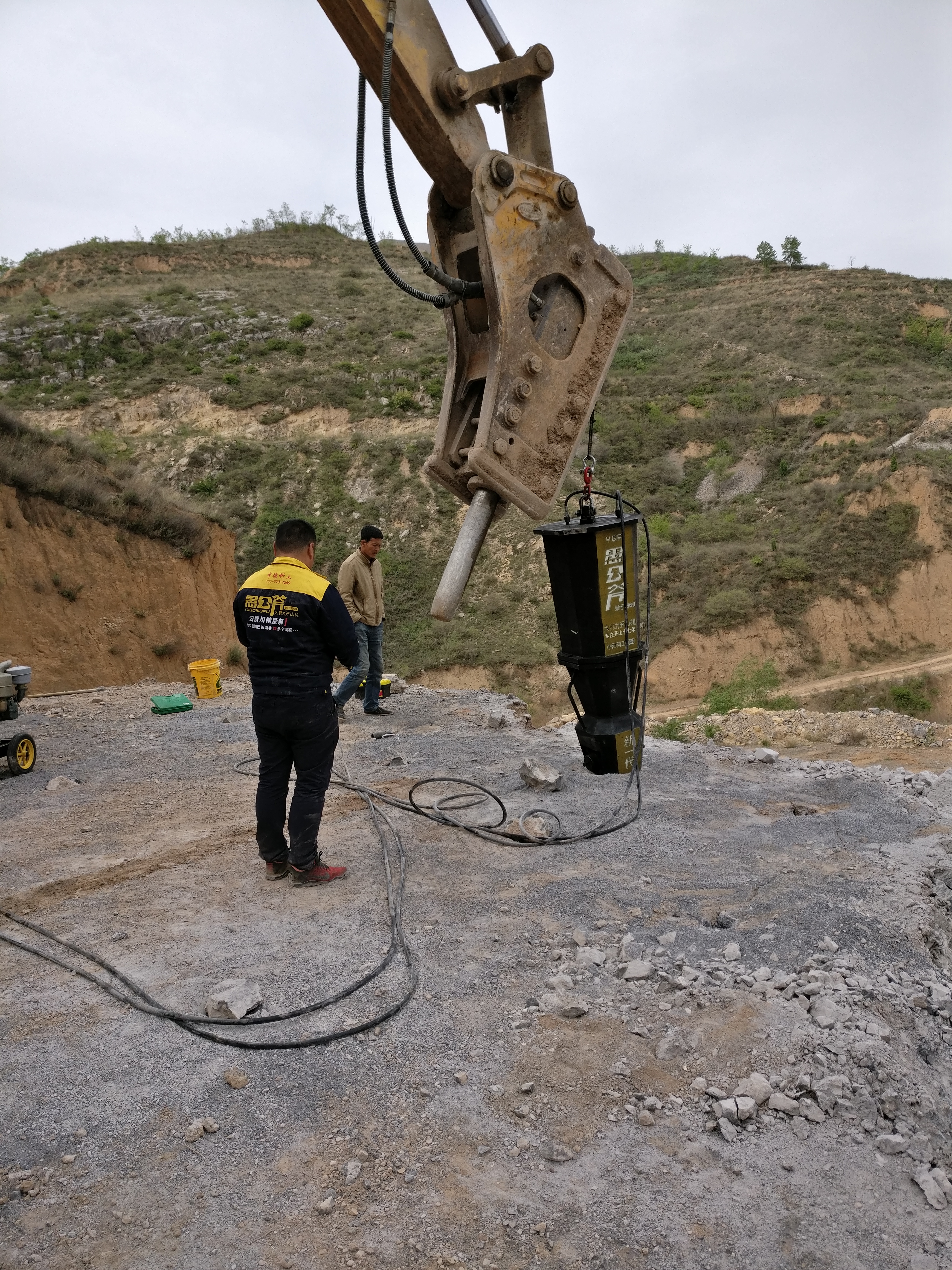 道路扩建土石方工程路基开挖铝土矿开山机