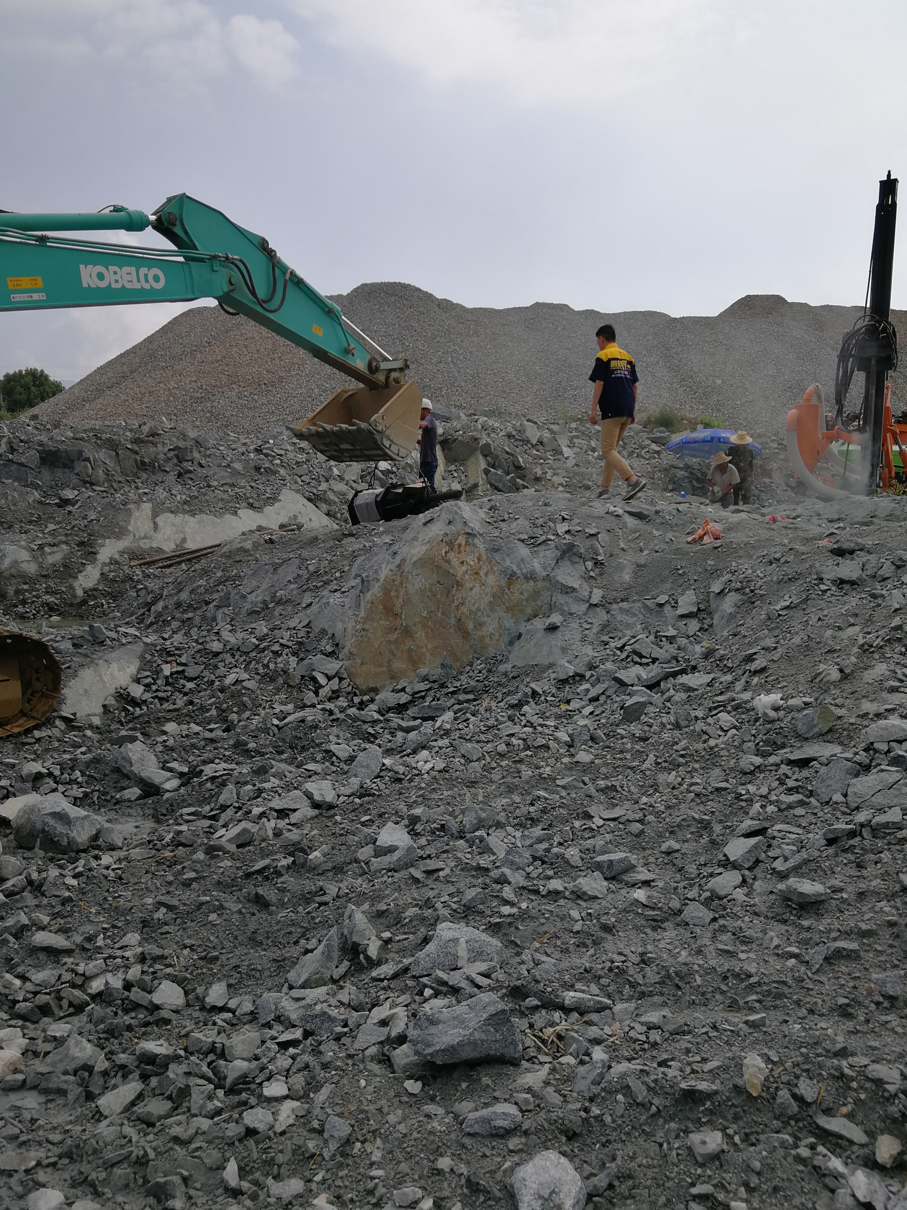 花岗岩无声爆破开采大块岩石分解挖地基破石头液压器劈裂棒