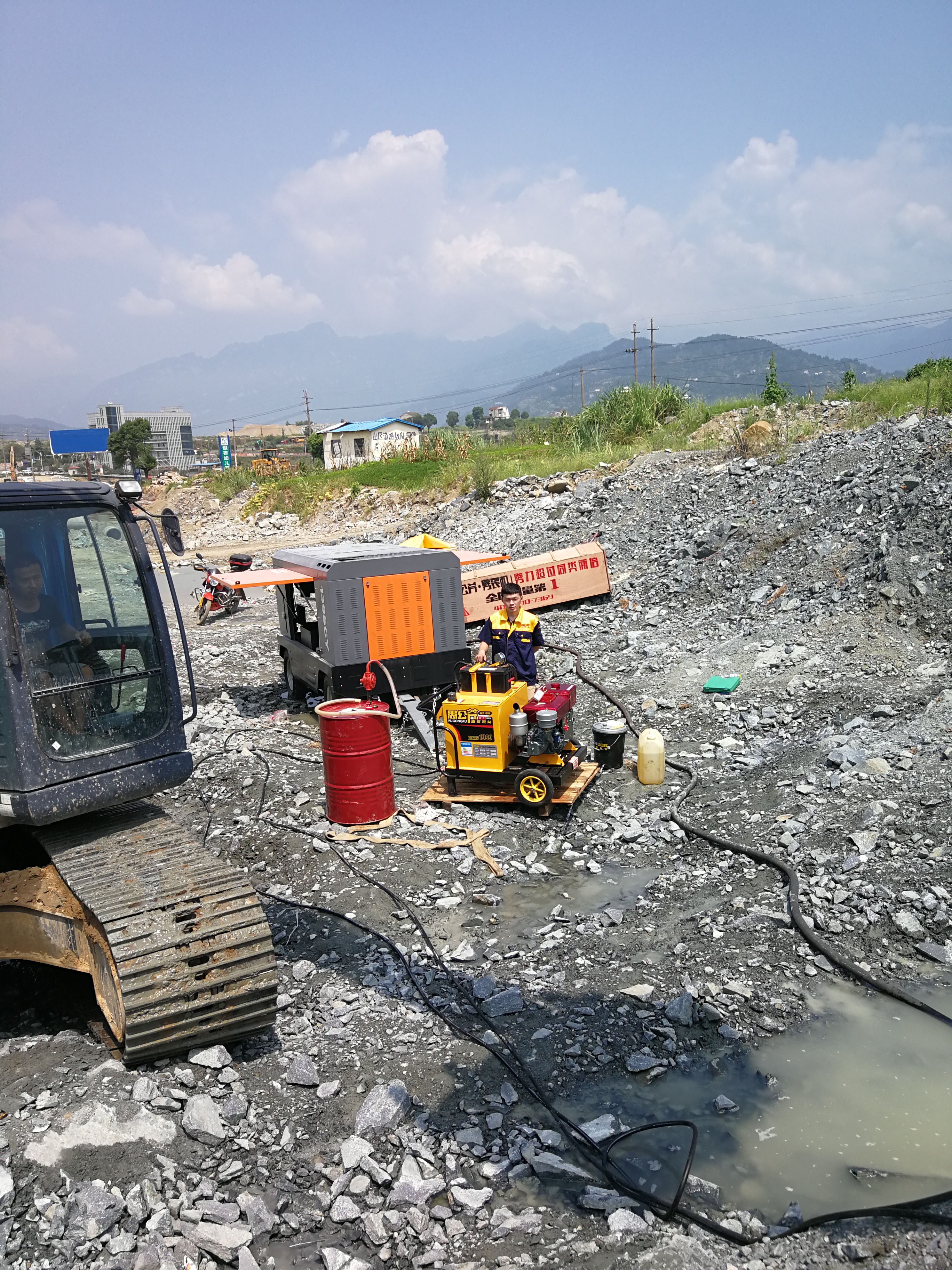 矿石开凿路基扩建比挖机破石快的破石机器