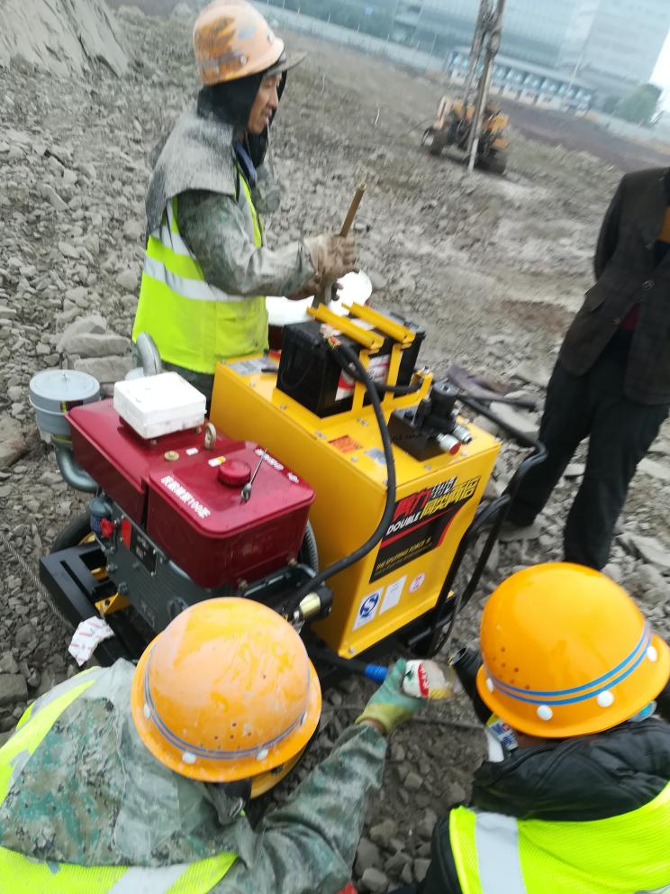 电动液压机电动柱式棒花岗岩无声爆破开采小型无声开采石头机