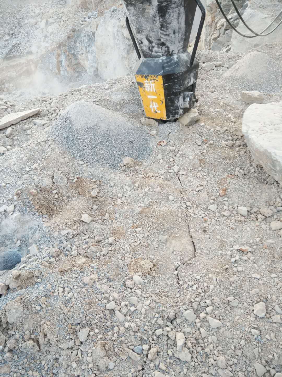 岩石爆破挖机岩石开采机器开山机