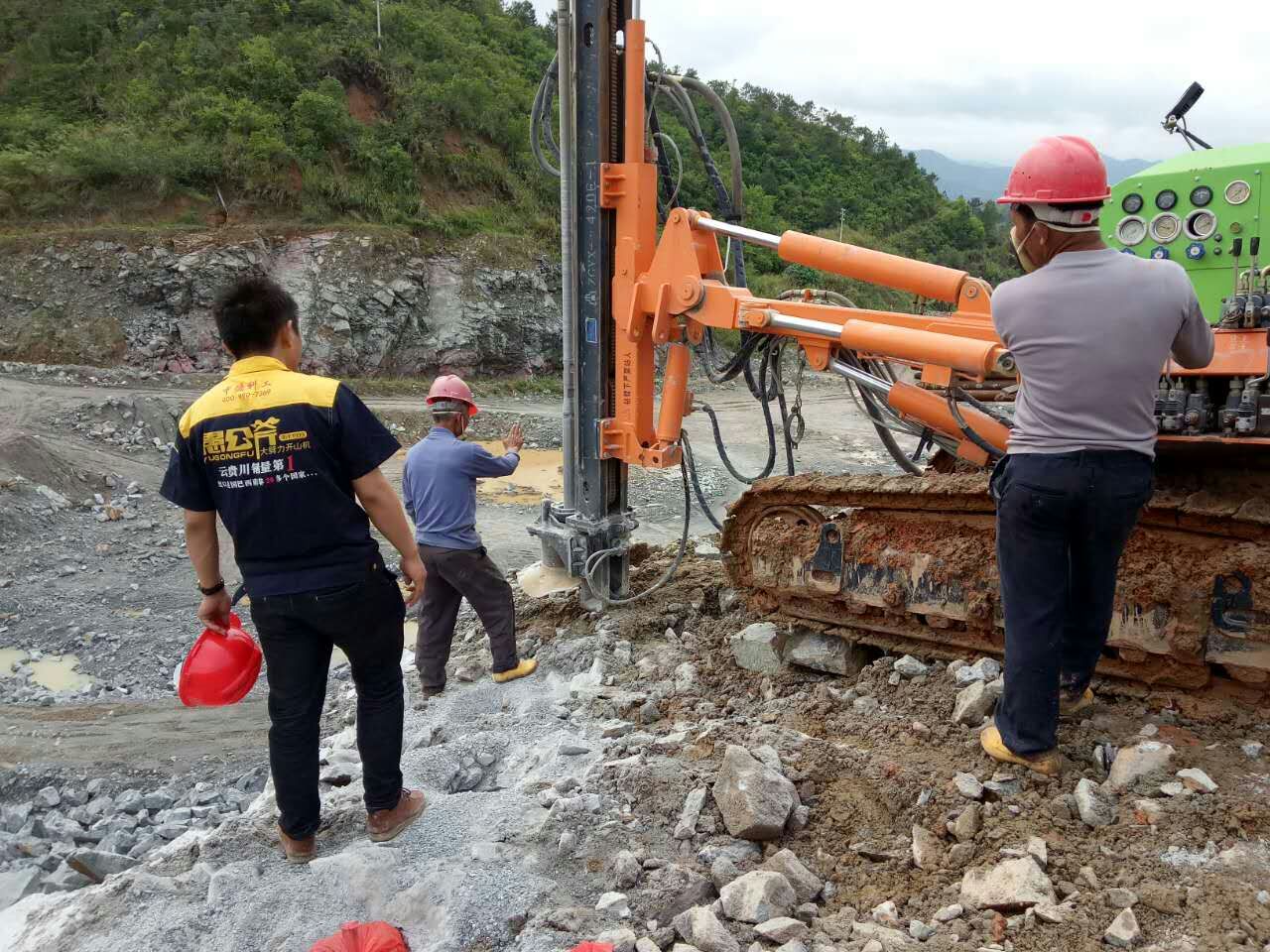 花岗岩坚硬石头开采石英石石头的设备劈裂机能出多少料