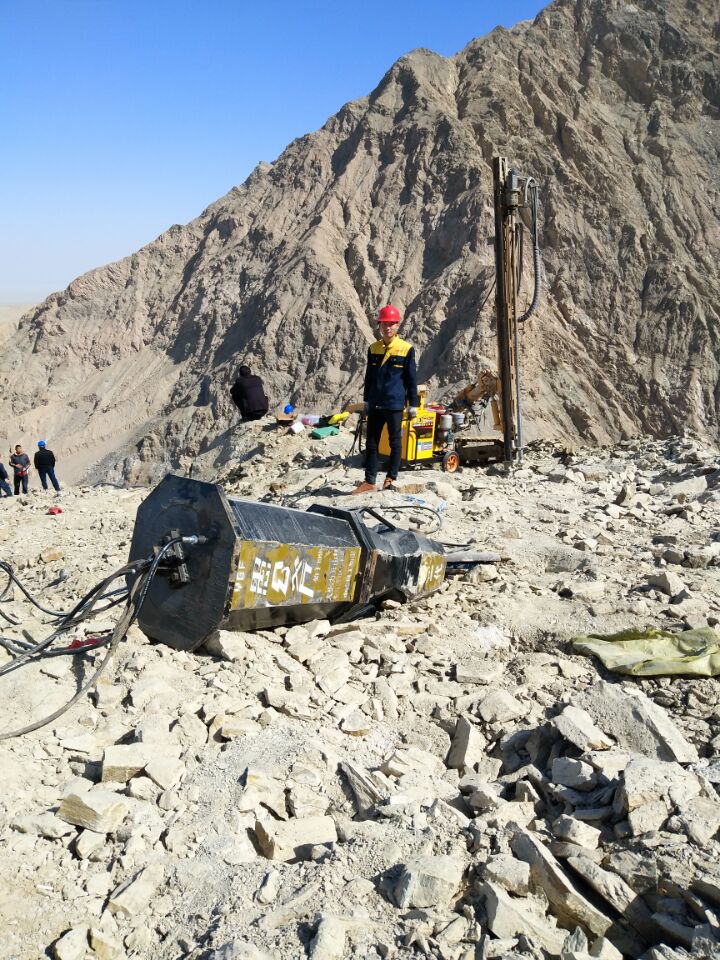 开山修路岩石静态爆破机岩石开采破石机