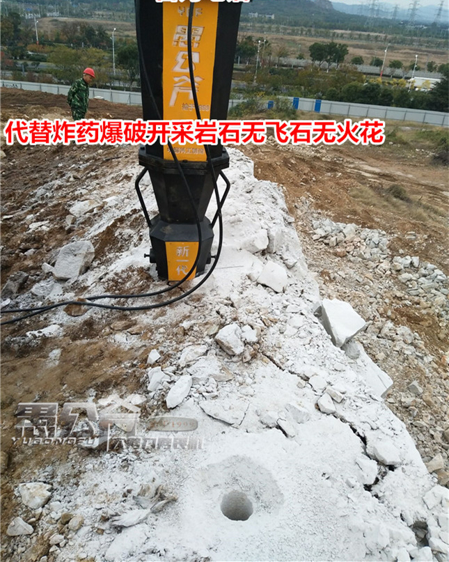 岩石山路修建矿山开采工程碎石劈裂机处理办法