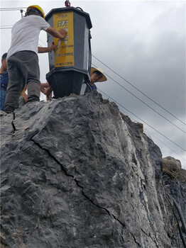 花岗岩无声爆破开采城挖地基用岩石劈裂机代替剂