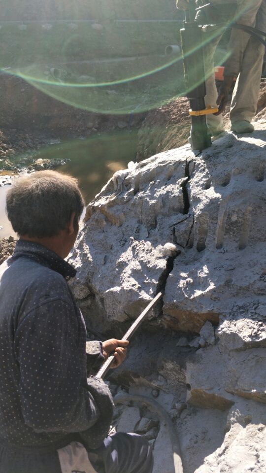 坚硬岩石开采玉石矿山石头岩石凿裂机可靠