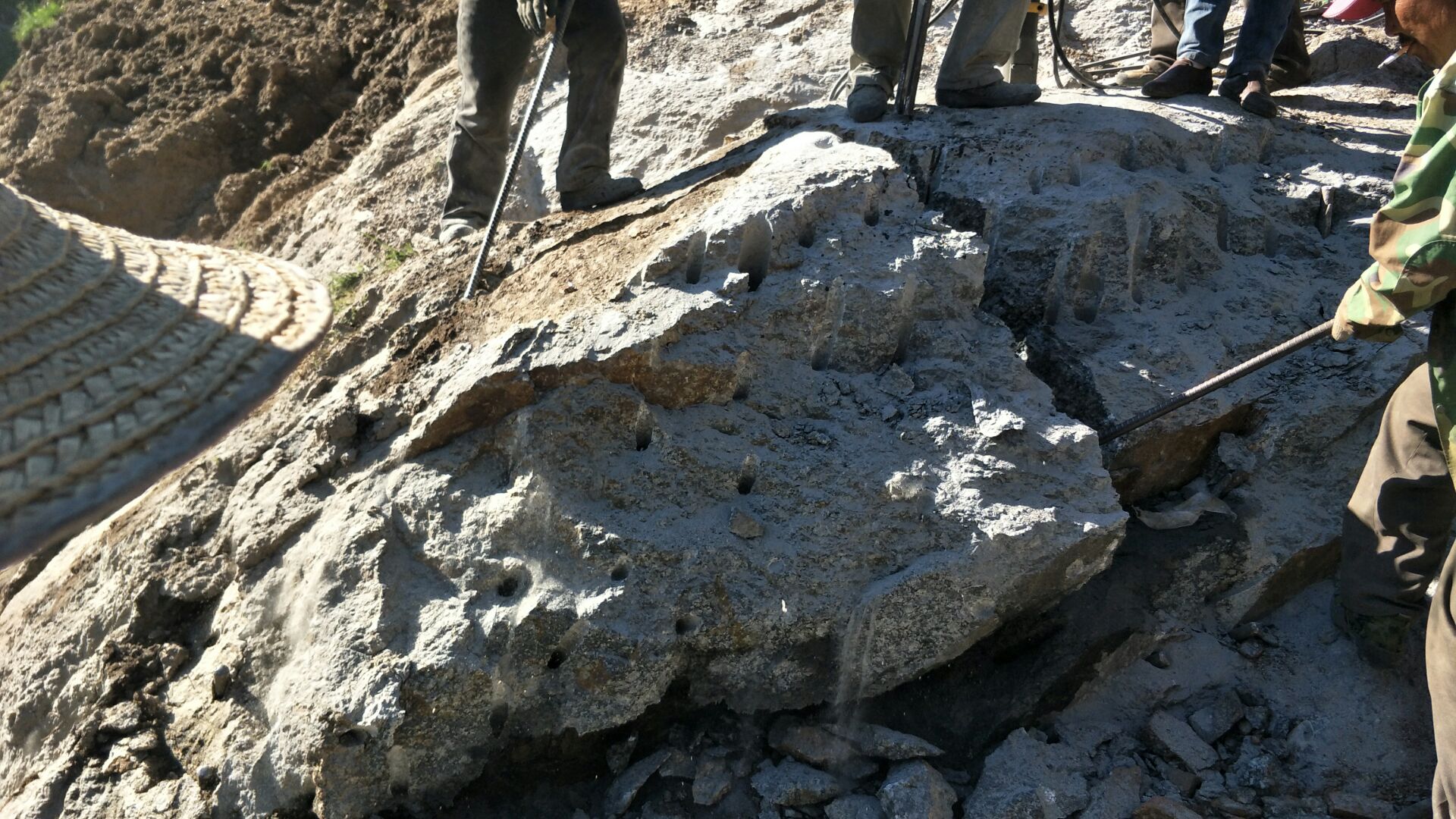 岩石分裂设备道路岩石镁石除了爆破怎么采石头快岩石机口碑不赖