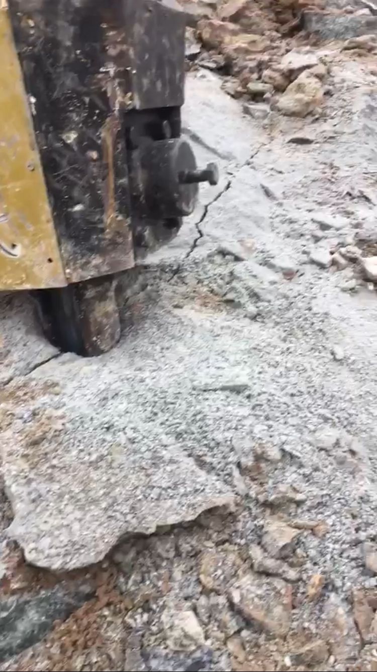 地基坚硬石头采石场破硬石头机器