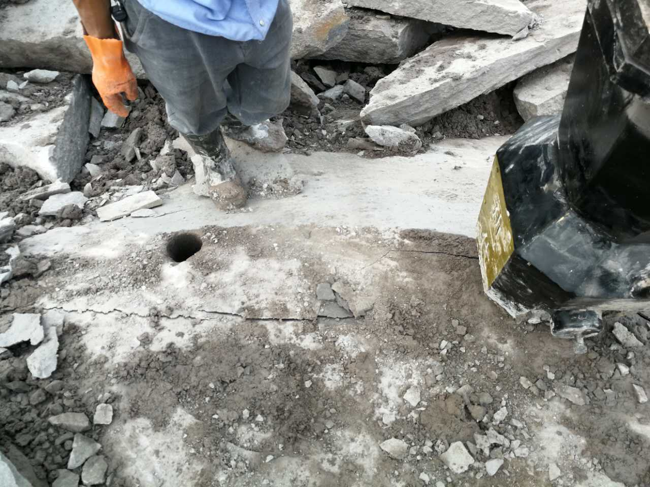 一机三枪岩石分裂机房屋挖地基整块荒料岩石液压分石机