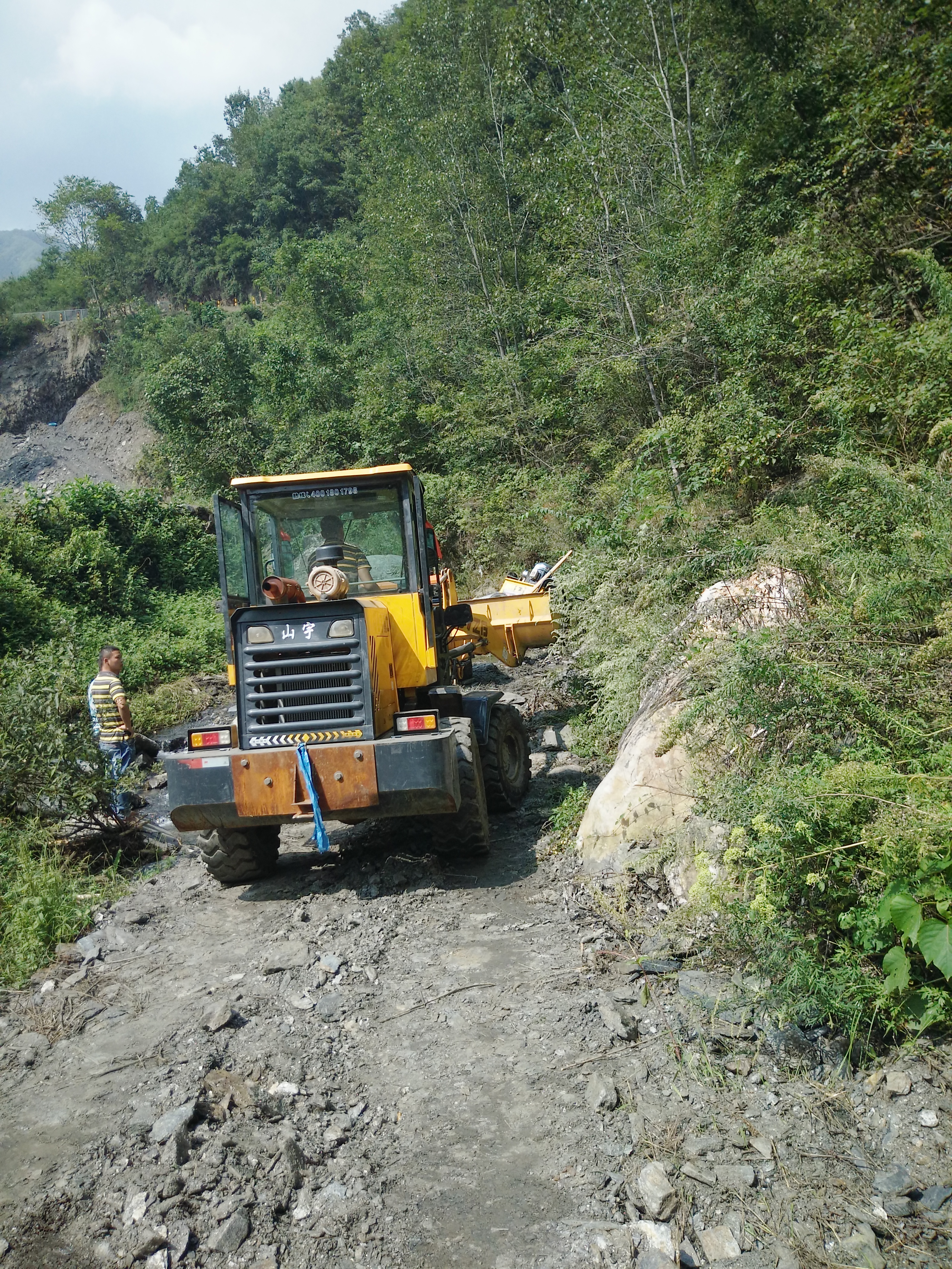 四川省地基开挖坚硬石头修路开石头液压特点介绍裂石机同行推荐