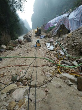 直接开采矿山铁矿石头太硬不能爆劈裂机顶石棒