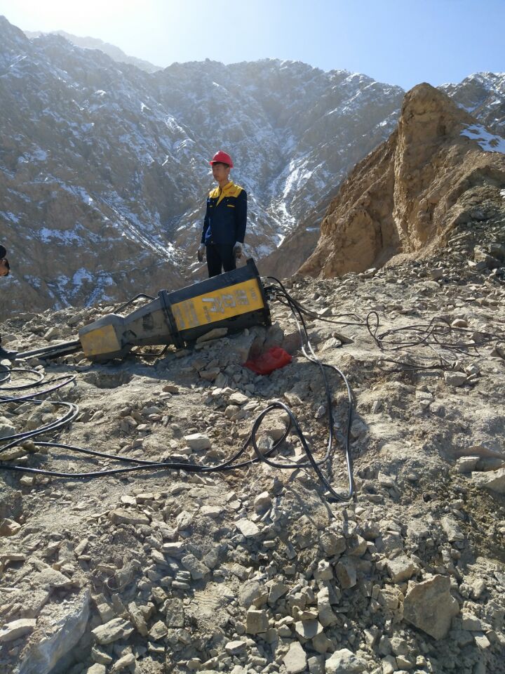 坚硬岩石开采石灰石破碎锤打不动的岩石开山机