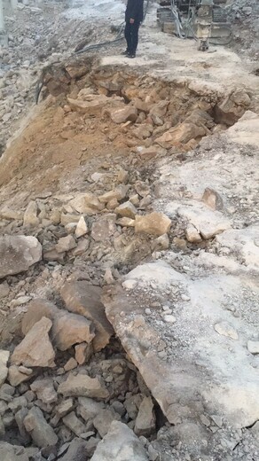 盖房挖地基遇到石头破碎劈石机生产衡水市