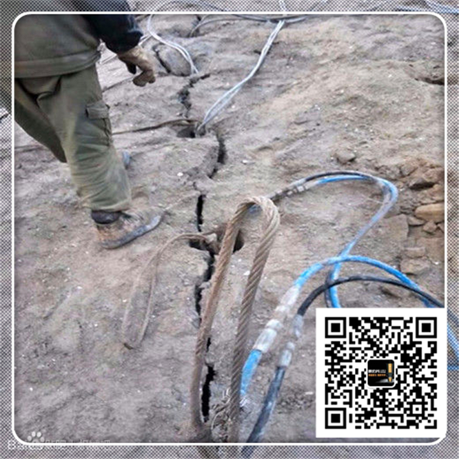 平江县工程开挖破石头柱塞式劈裂机提供