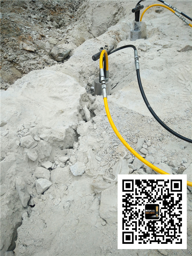 湖北鄂州挖涵洞劈石头钢筋机器瞬间破裂