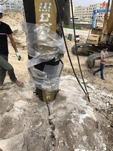 城市挖石头扩建道路破除硬石头图片
