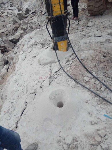 土石方施工开挖坚石机器调试现场施工图岩石机