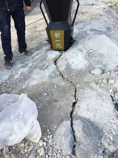 内蒙贵州挖石头公路扩建打石机劈裂器一日产量