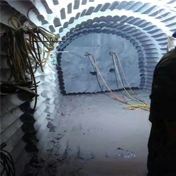 新疆静态爆破开挖隧道岩石挖石头劈裂机