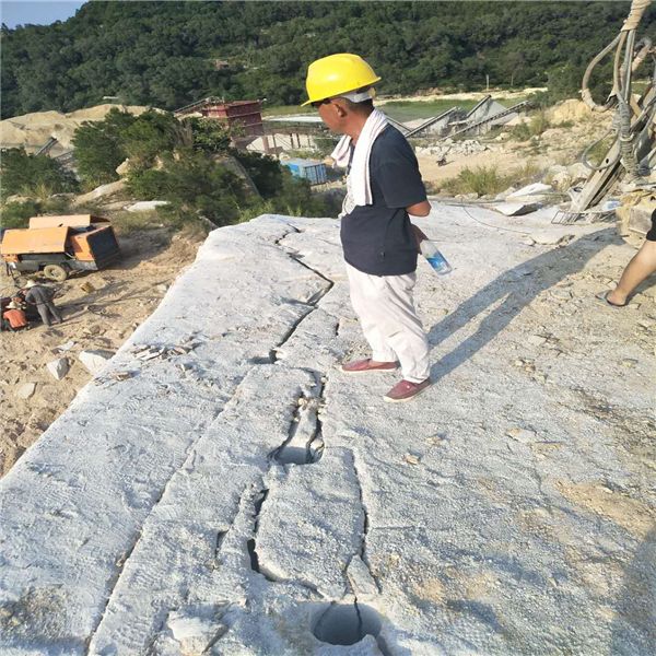 辽宁葫芦岛石英石矿山开挖岩石胀裂机效果看的见