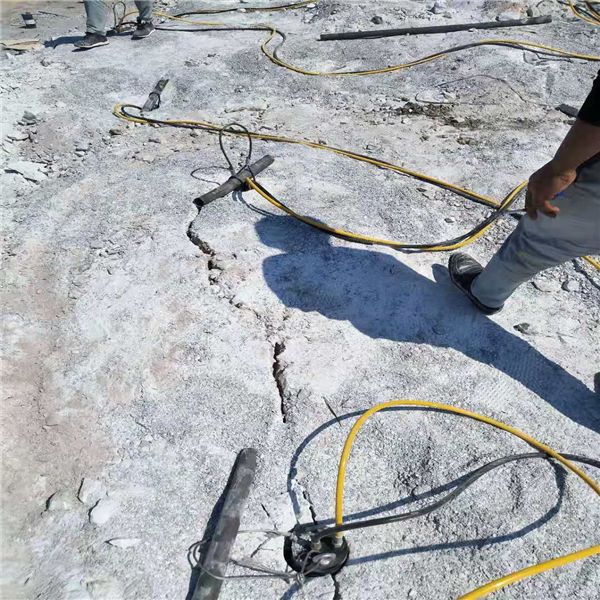 泸州市矿山开采办法石头分裂机挖石机器