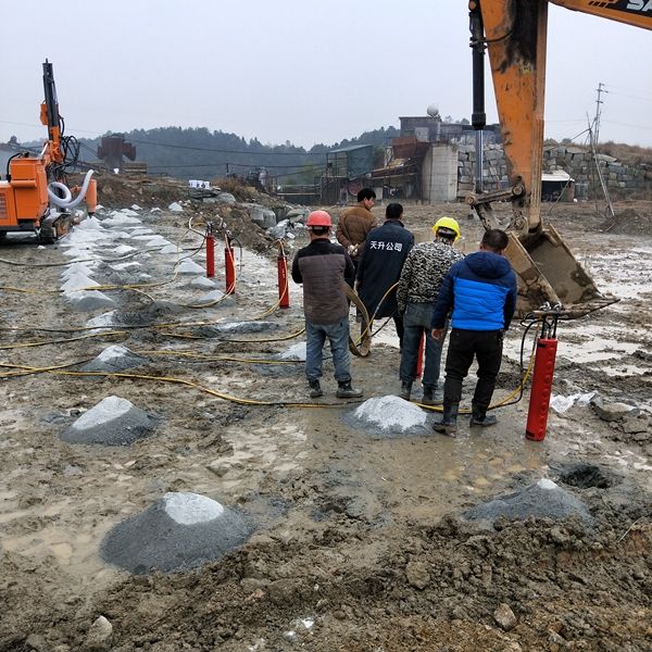 扩建挖路基碰到硬岩石石英岩手持式静态破石机