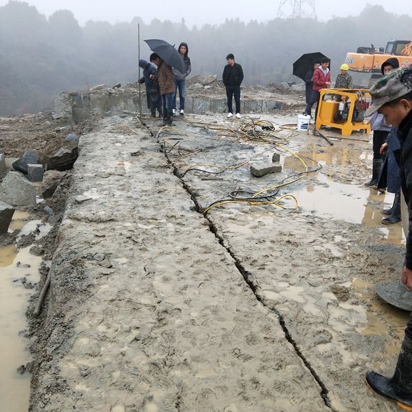 桂林市涵洞开挖石灰岩石头裂石器