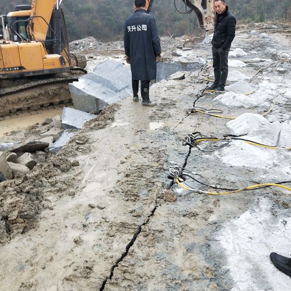 山东临沂劈裂机采石场青石开采用的机械施工案例