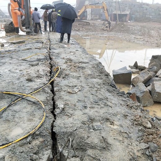 哈密拓宽铁路碰到花岗岩石头手持式液压破石机