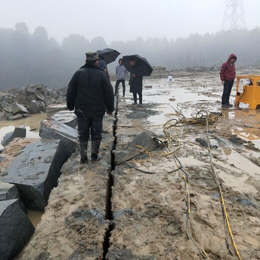 江苏苏州地基坚硬石头炮锤打不动