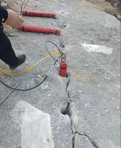 吉林白城隧洞掘进破碎岩石机器设备劈裂器