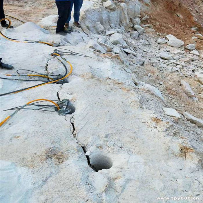 江苏苏州地基坚硬石头炮锤打不动