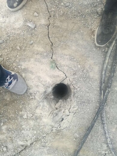 开挖地下室不允许爆破清理石头劈裂机
