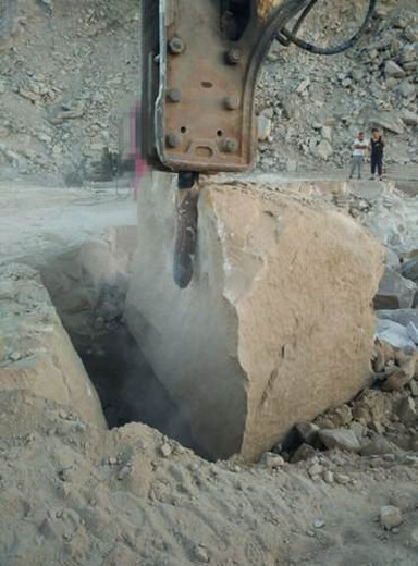 深坑基础破石头挖机打不动用破石机