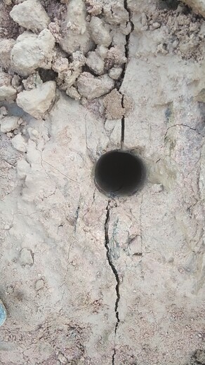 桂林市涵洞开挖石灰岩石头裂石器