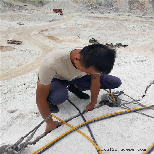 大型液压劈石器现场