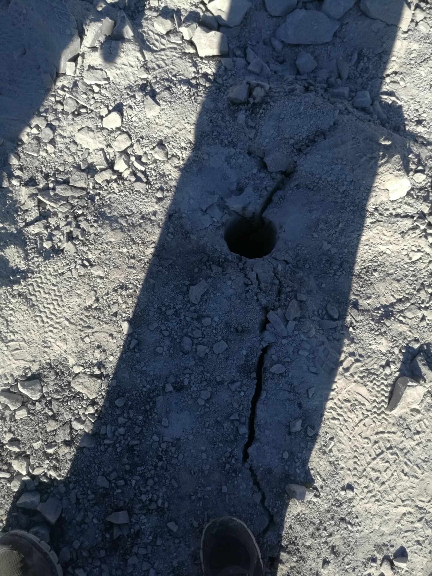湖北十堰土石方工程配合炮錘劈裂機