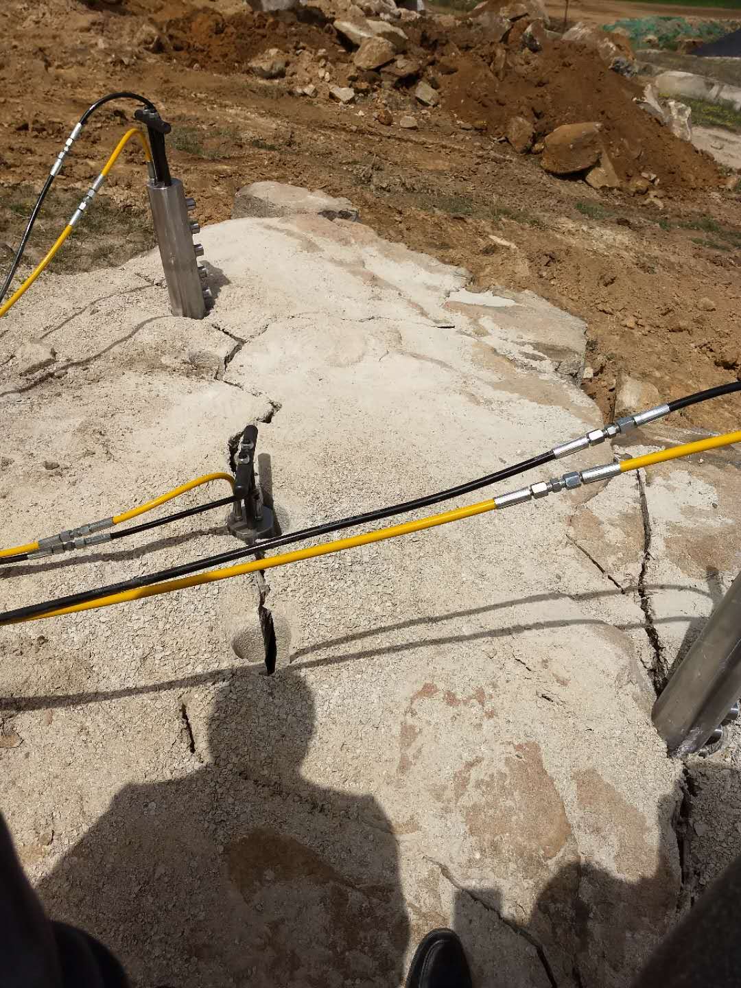石頭山坡開挖破石劈裂機(jī)功率多少.遼寧葫蘆島