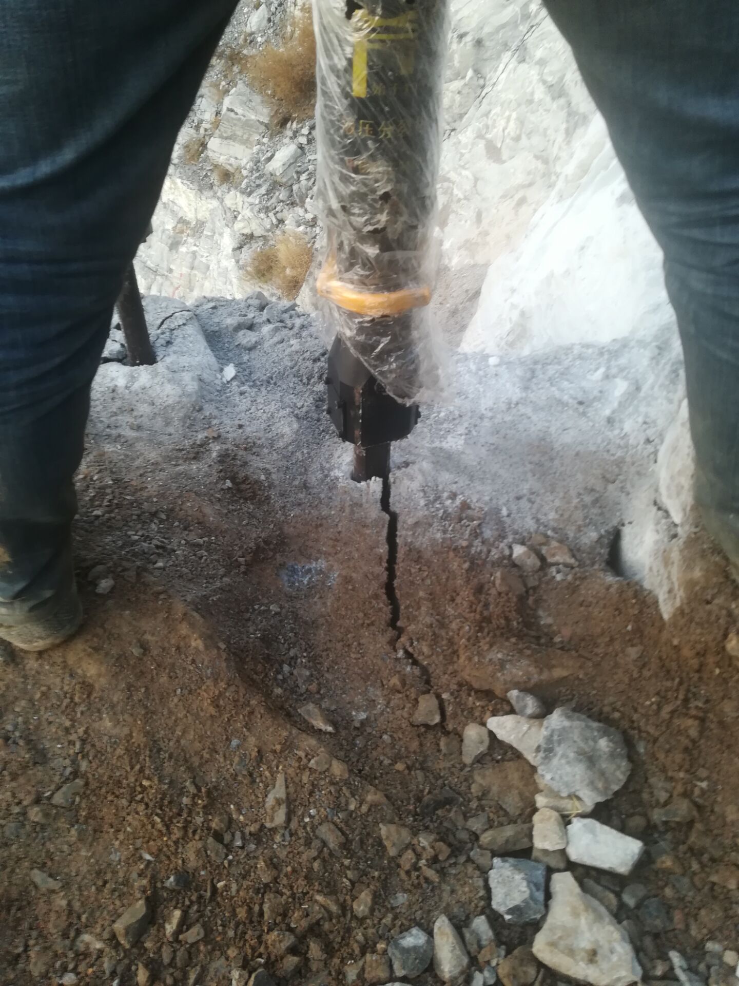 竖井开挖砂岩分裂机效果可以