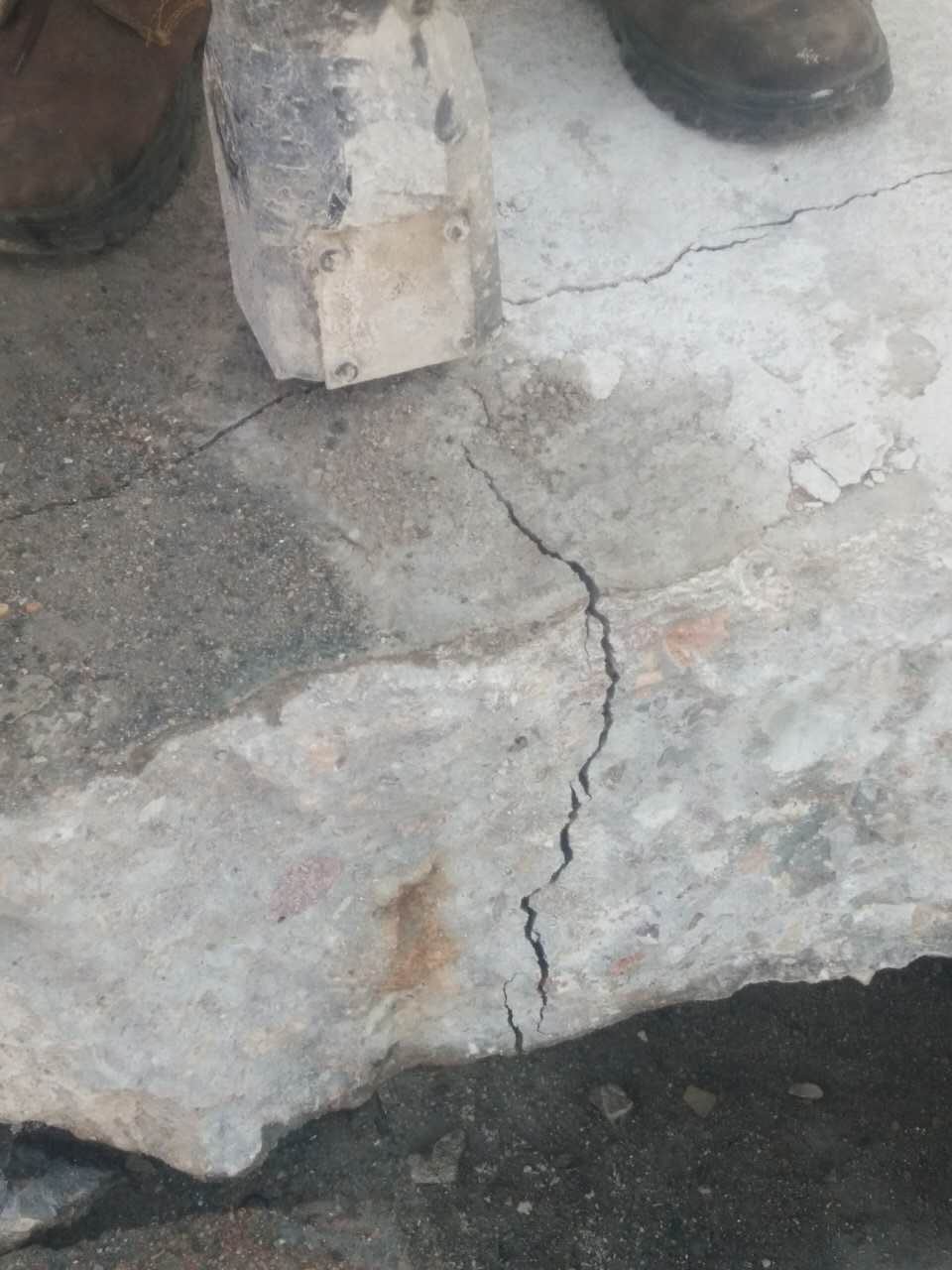 建房子挖地基遇到硬石头破裂机