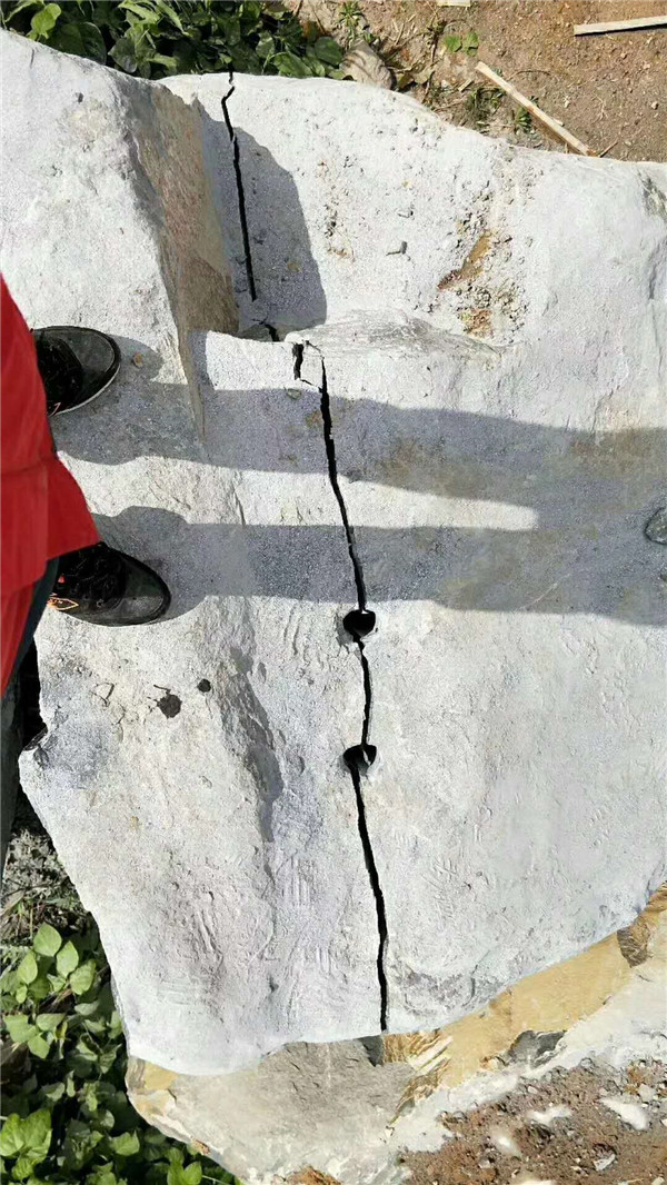 新疆郭楞静态液压岩石劈石机