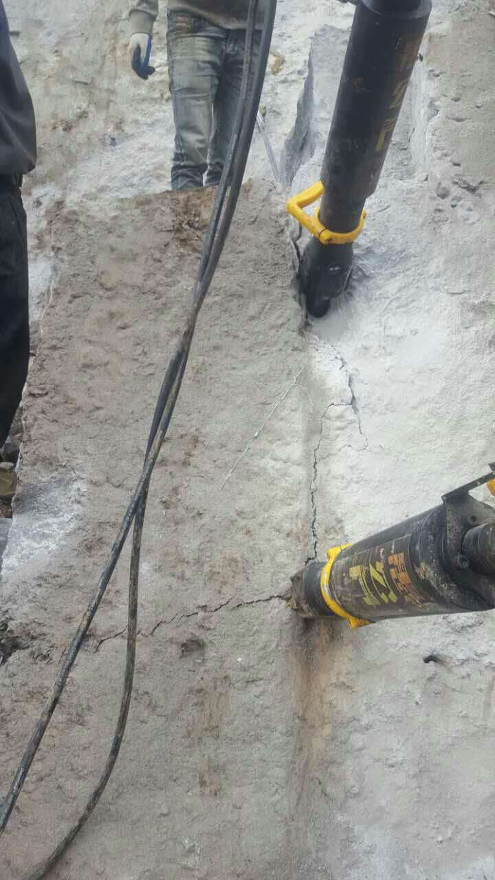 上海南市区矿山挖掘砂岩破裂机预打孔