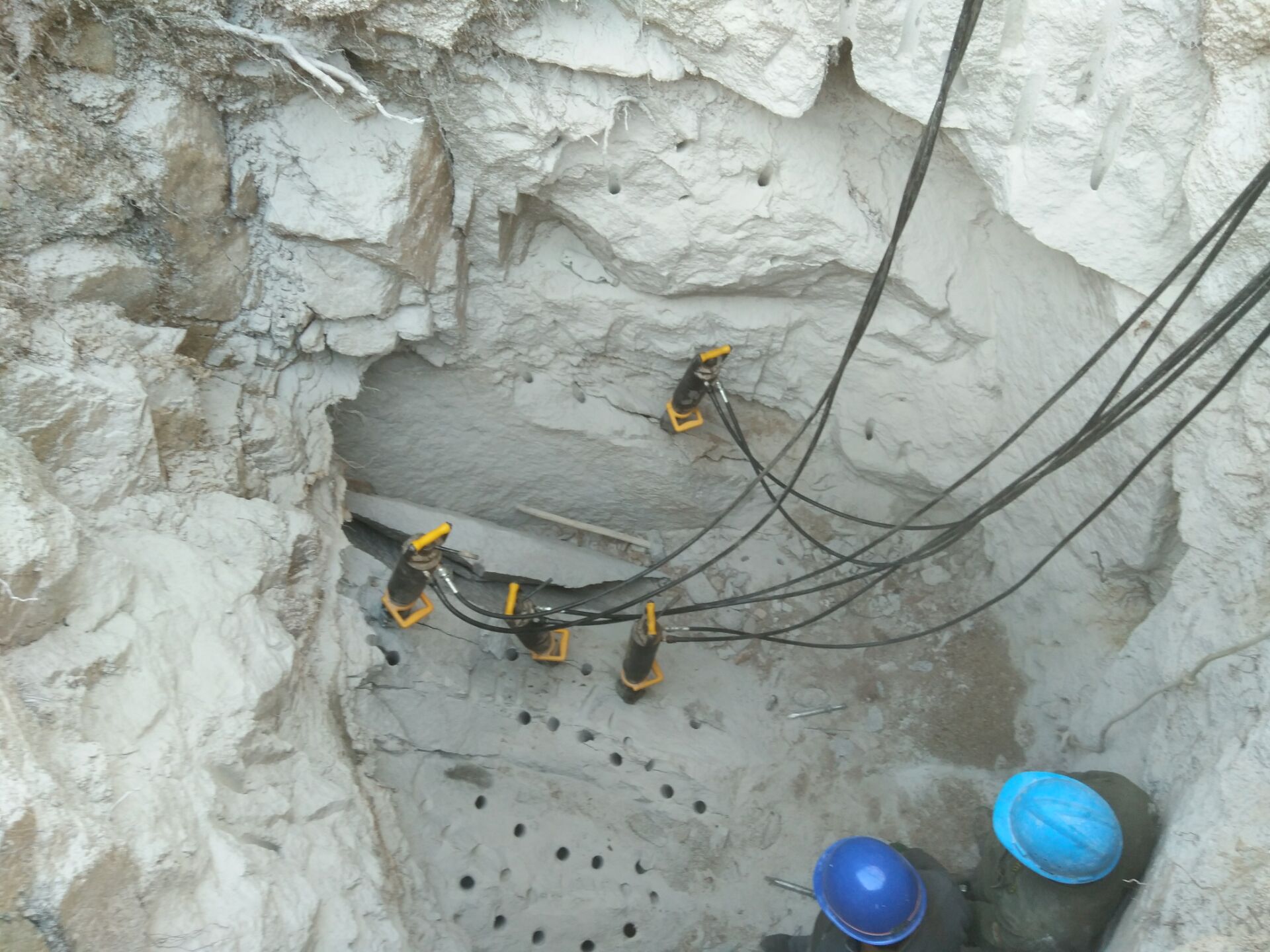 矿山挖掘青石裂石器安全